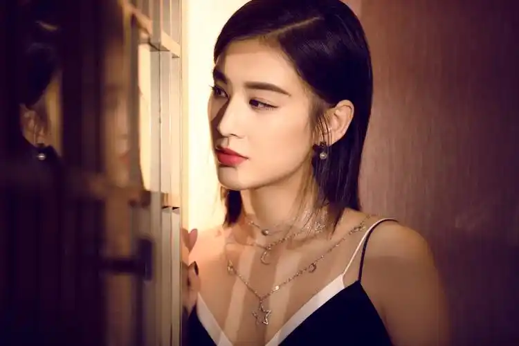 红唇娇美时尚感max!黄圣依重回颜值巅峰元气十足