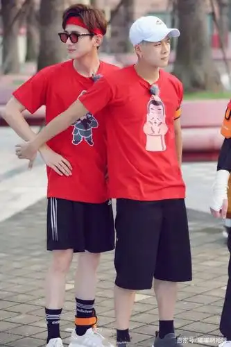 白敬亭携"一家三口"为王嘉尔新歌打call