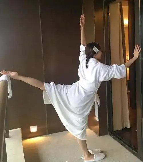 37岁开始练习瑜伽腿美肤白的胡静活出了18岁的模样