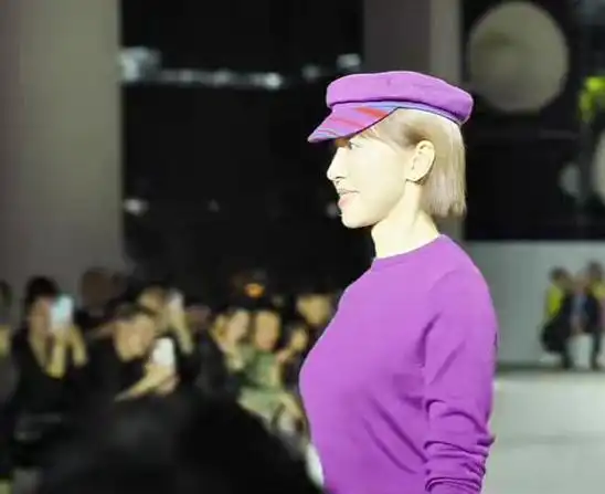 《新闻联播》主播台4年后,在深圳时尚周走t台首秀|t台|女主播|央视