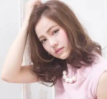 大方脸女生偏分中长发发型大脸斜刘海内扣齐肩发发型