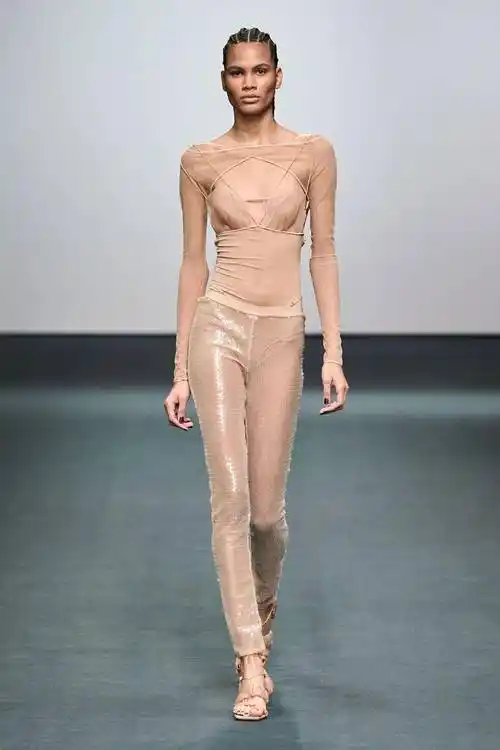 不可思议这位男法设计天才直接把秀搬到了盐山