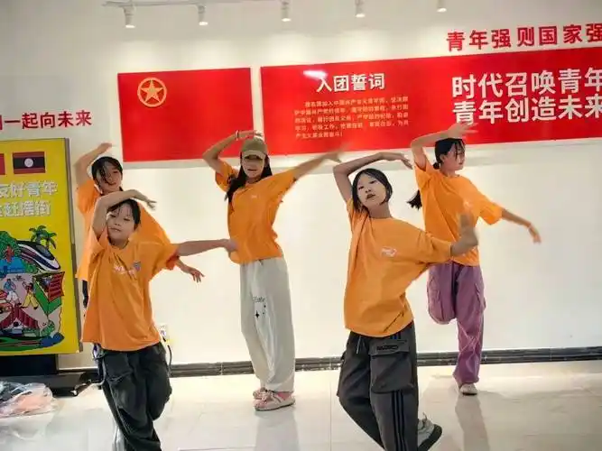 在老师的指导下进行文艺交流,为大家送上青春美好,热情洋溢的舞蹈表演