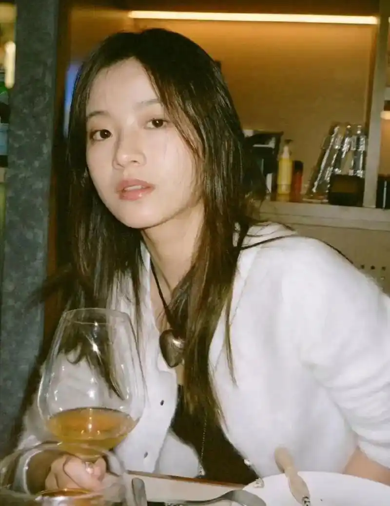 青年演员李庚希获金鸡奖最佳女主角,随后李庚希称这奖杯属于凌敏