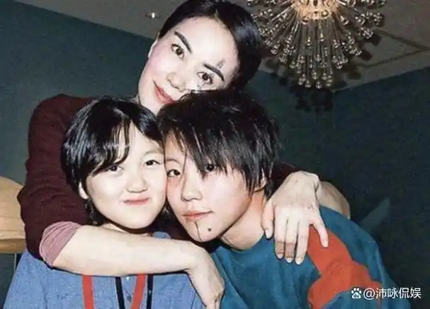 都是王菲的基因,把窦靖童和李嫣放在一起,对比就出来了