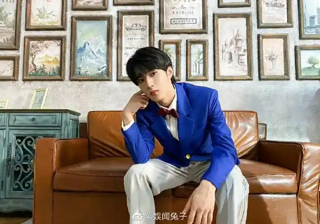 刘耀文晒新场景打卡摆拍照#帅气的蓝色西装小王子上线!