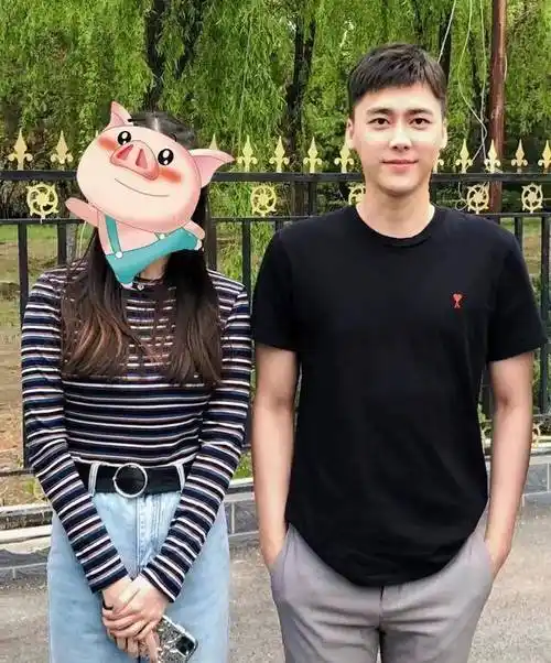 李易峰早年活动被拍,和178cm何穗同框,生图状态引发讨论_网友_身高