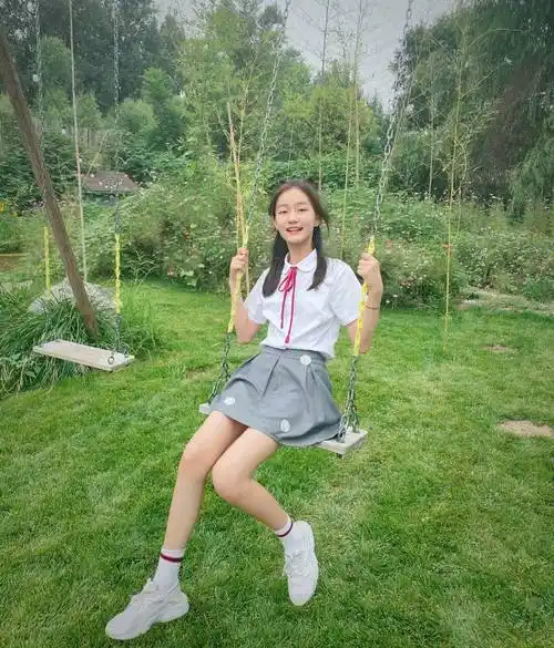 张籽沐五官还是有明显区别的,但气质还是很像,都是很清新漂亮的小姑娘