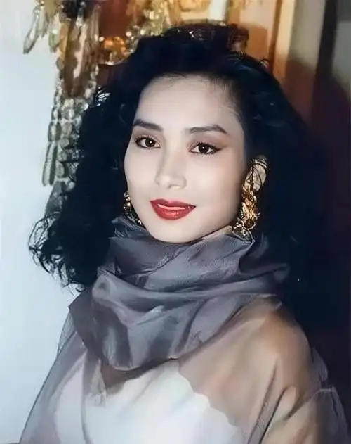 邝美云19岁当选港姐38岁拥有百亿身家三拒豪门60岁仍未婚