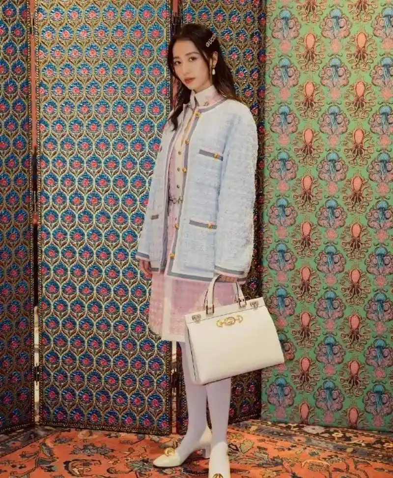 周雨彤穿着一身白色的丝袜.