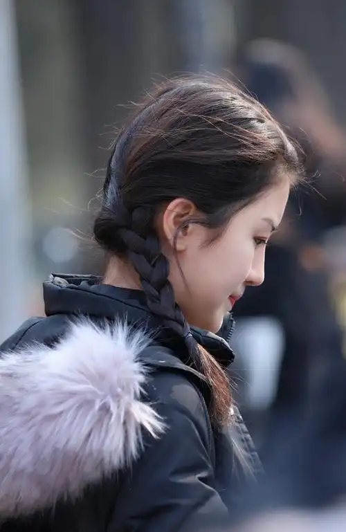 路过北电艺考门口看到了很多长相秀气的年轻姑娘