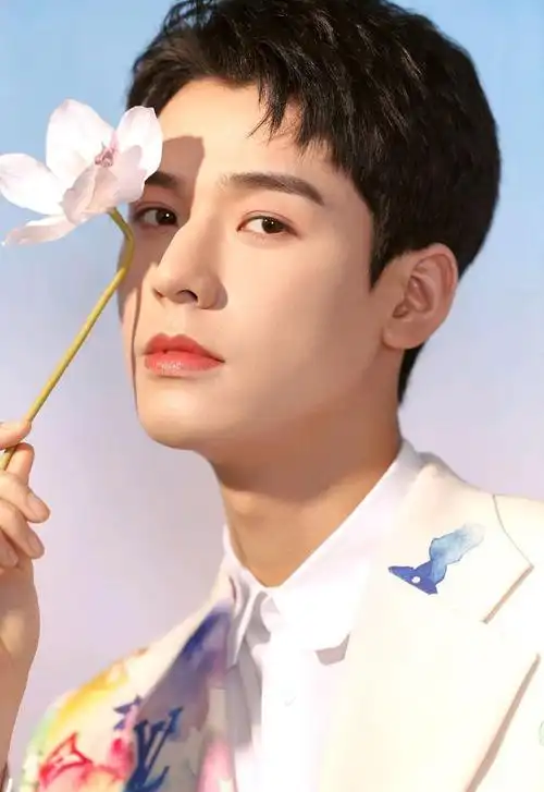 时尚芭莎年度派对里的龚俊,名副其实的花美男