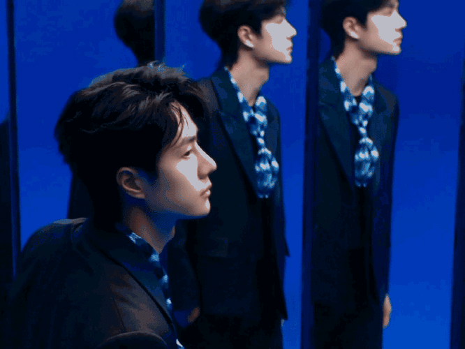 王一博黑色西装搭配蓝白丝巾,好清爽好高级!