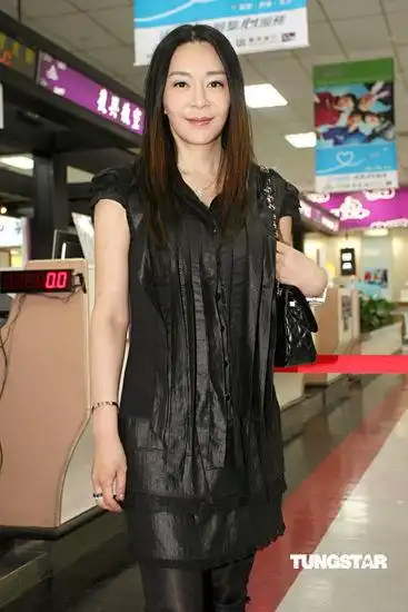 图文喻可欣与母亲现身机场大方面对媒体
