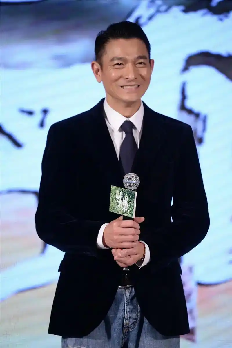 刘德华真劳模,全程跪在假肢上拍动作戏,身材比小年轻都挺拔板正