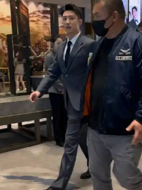 开车 显著比车高的身高,爱看,多拍cr 94黄景瑜超话@johnny黄景瑜