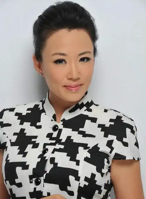 回顾演员马丽低调演戏33年嫁圈外丈夫生一子57岁风韵犹存