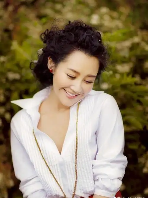 4位奇葩中年未婚女明星,不婚却有固定伴侣,俞飞鸿:他只是闺蜜