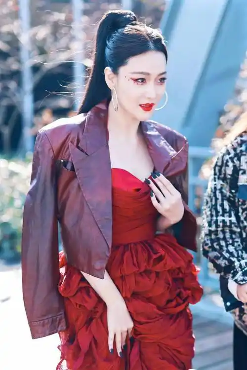 张馨予太适合红色了!随便往外滩一站就是时尚大片_礼服_马尾_皮衣