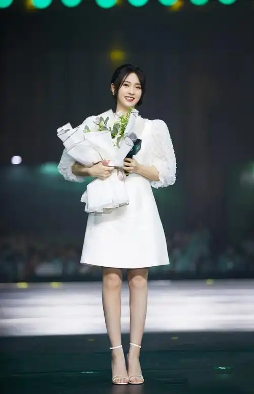 邢菲戏里戏外都好甜穿小白裙似富家千金奶油腿抢镜