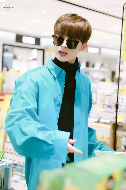 朱正廷新闻200104朱正廷首尔出发飞北京戴上墨镜装酷的乖小孩