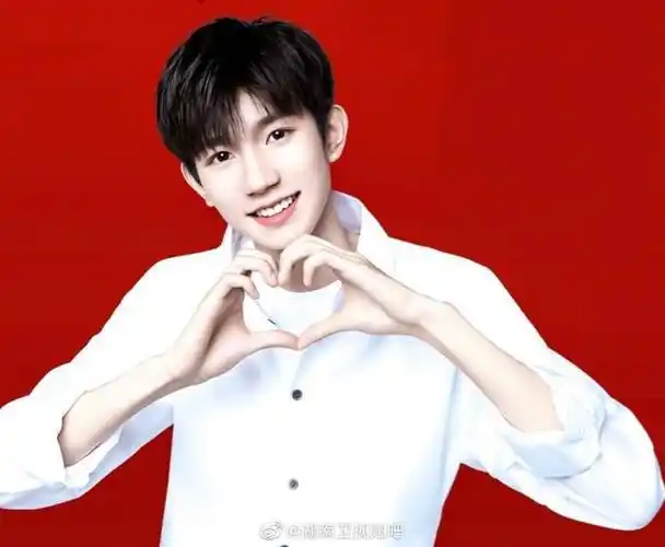 「tfboys」「分享」200531 王源比心大合集,接受刚哥的爱心吧