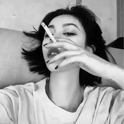 黑白孤傲冷艳女生头像