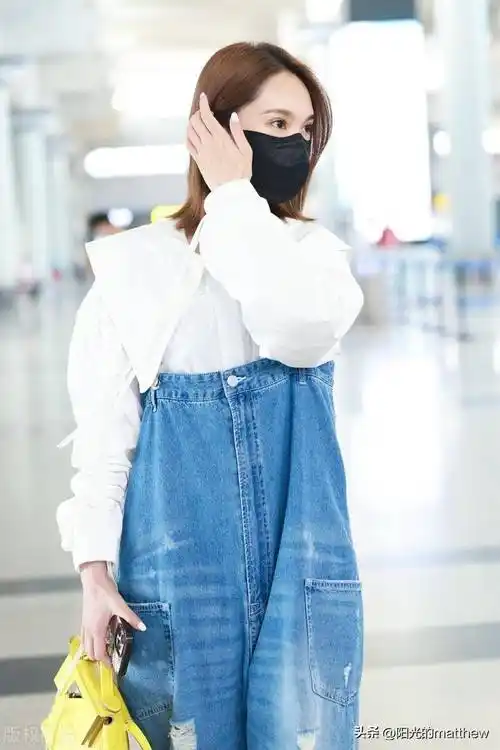 街拍:杨丞琳娃娃领衬衫 阔腿牛仔裤 黄色包袋元气甜美_长沙_机场