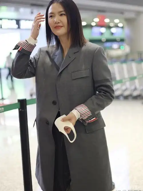 谭维维亮相机场,露清新素颜,对镜比v超亲和