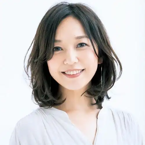 告别大妈感,45岁女性必备的10款"锁骨卷"发型:既时髦又气质