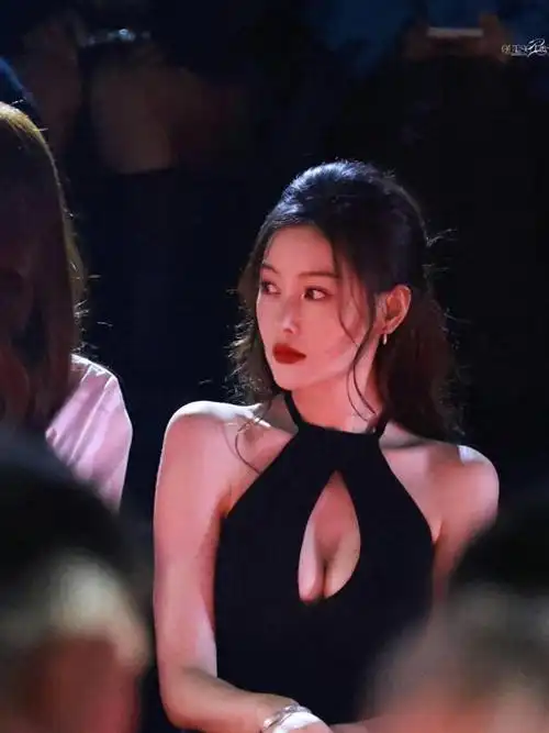 张天爱脸和身材双重暴击黑色挂脖裙搭配小卷发真的美疯了