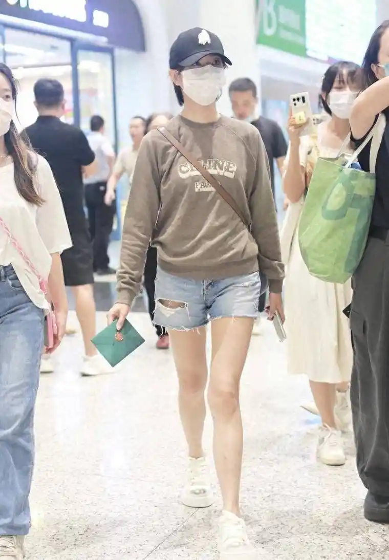 万茜率先踏入秋季,穿紧身百褶卫衣搭配牛仔裤根本藏不住"筷子腿"_运动