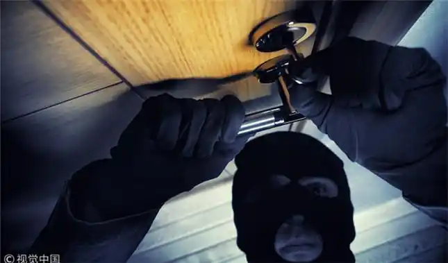 深夜砸门欲盗金,蒙面盗贼终被擒