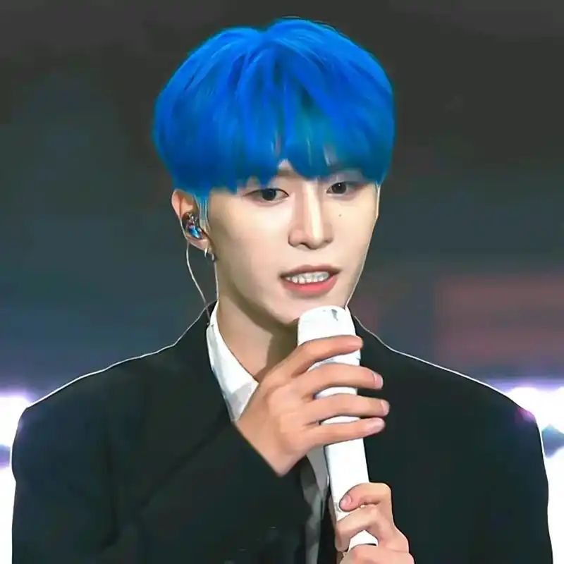 "宝宝"范丞丞控制不住的将黄明昊揉进怀里 抑制不住的思念在这 - 抖音