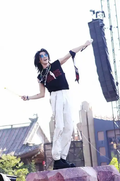 华晨宇真是变化挺大的,一头长发感觉很不羁,还挺有摇滚范儿的