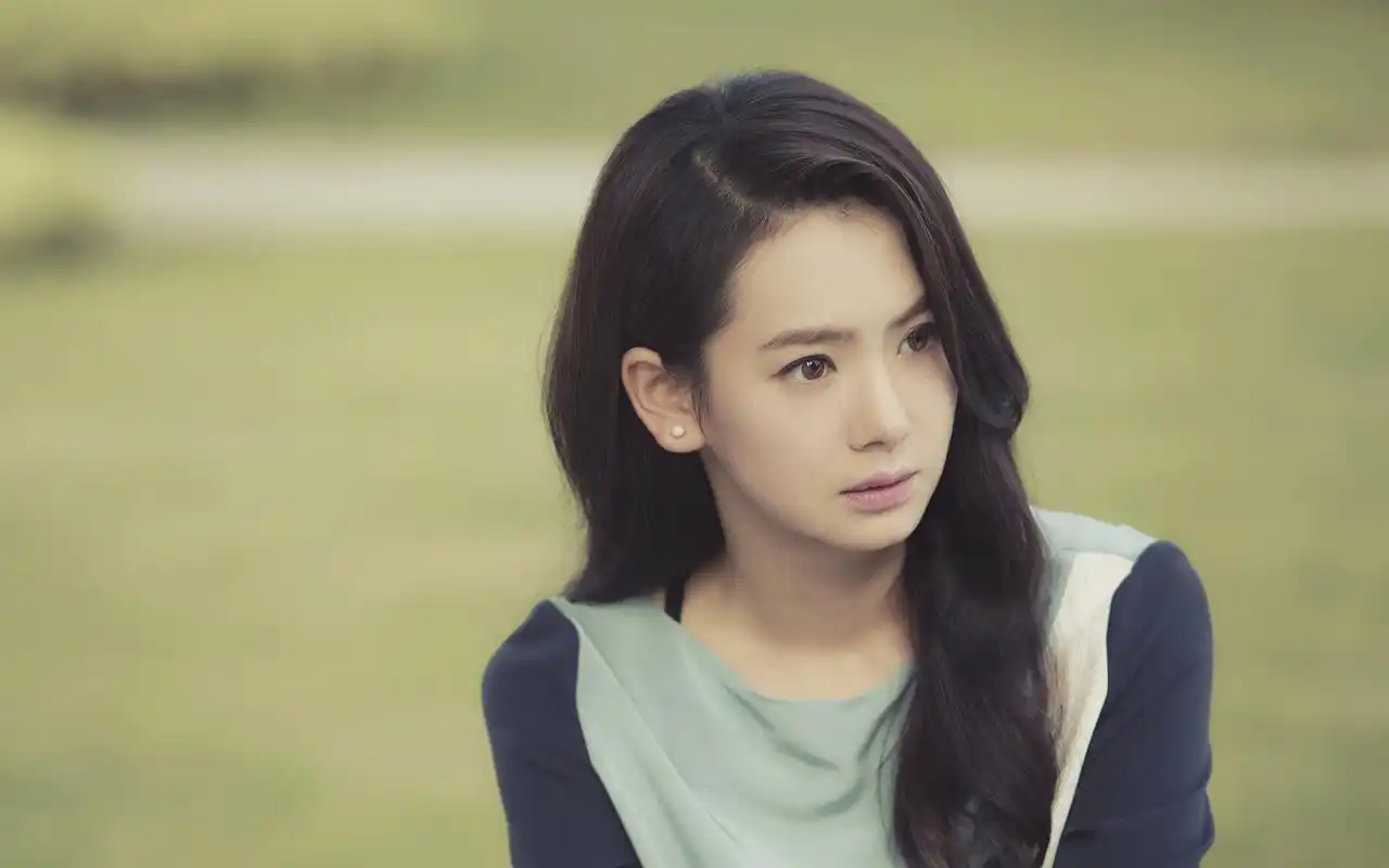 戚薇时尚干练写真图片桌面壁纸