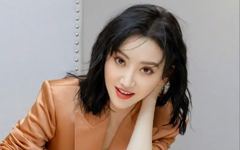 景甜甜美可人的长相,属于标准的人间富贵花,美的可盐可甜