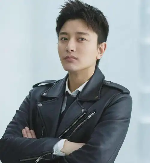 而这次也是有媒体拍到了贾乃亮在结束聚会之后,带着一位短发美女上车