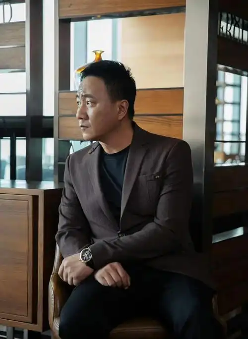 胡军:妻子8瓶啤酒把他喝倒,如今儿女双全,幸福美满