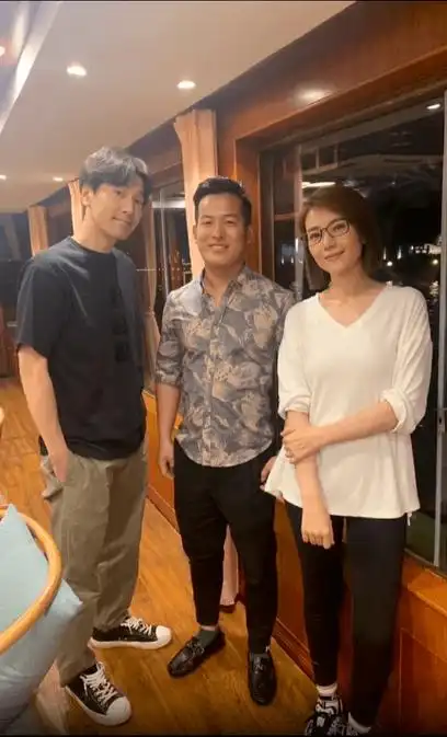 娱圈恋爱新狗粮,赵又廷携父母探班高圆圆,着装朴素画面温馨_赵又延