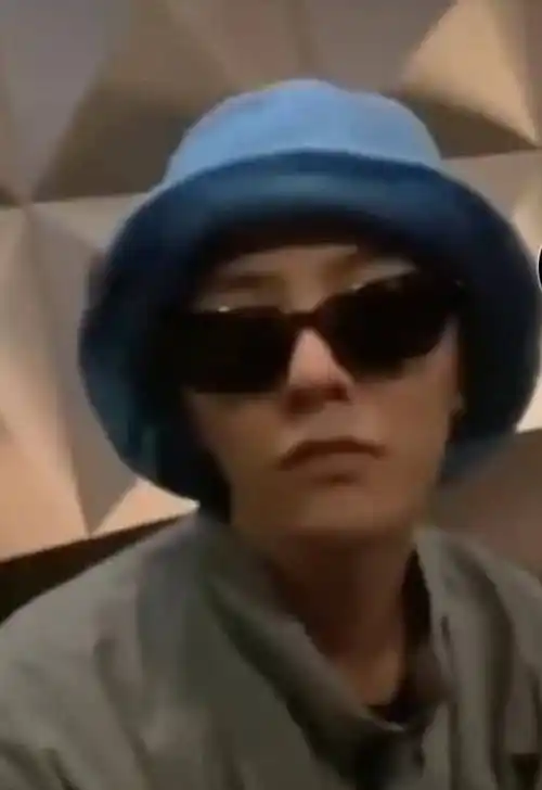 权志龙意外出镜,穿粉色豹纹秀直角肩,二人合作有望_照片_衣服_时尚