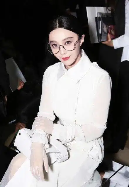 范冰冰穿搭原来这么淑女白色连衣裙配网纱手套名媛气质太真实