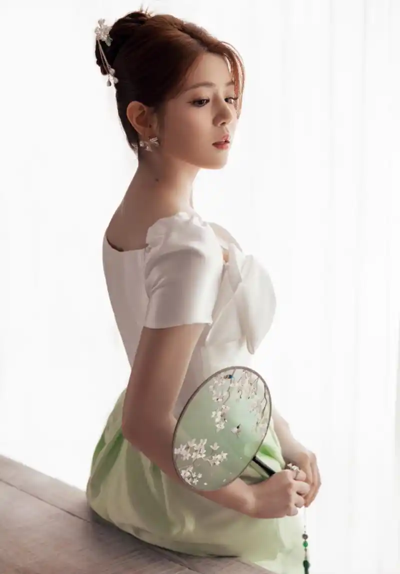 陈妍希# 一袭白色连衣裙,肤白貌美的容颜,白皙水嫩的肩颈线,丰满叭怂