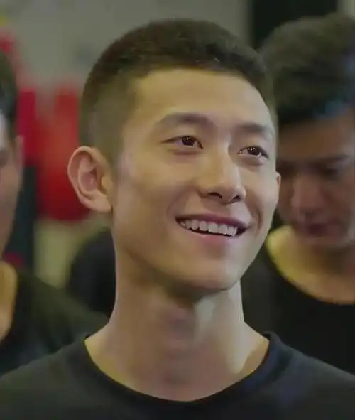 张一山新片开机,为新片留光头太抢眼,网友喊话太期待