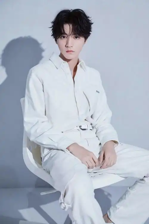 帅气休闲男神王俊凯时尚写真图片