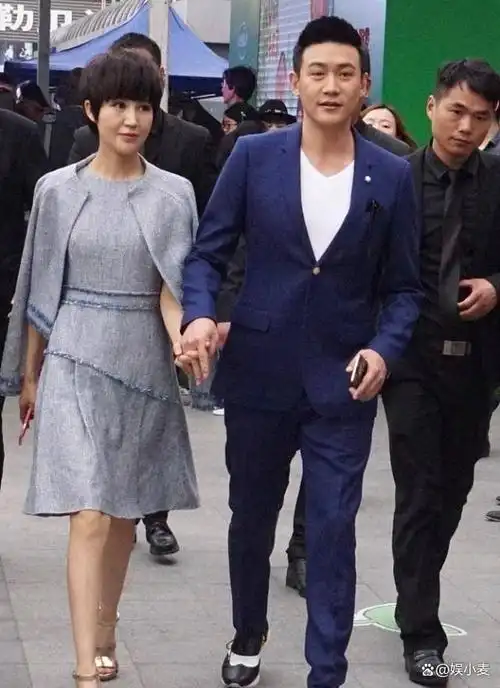 鲍蕾和陆毅手牵手,等一下开始的时候,她对老公只有一个要求!