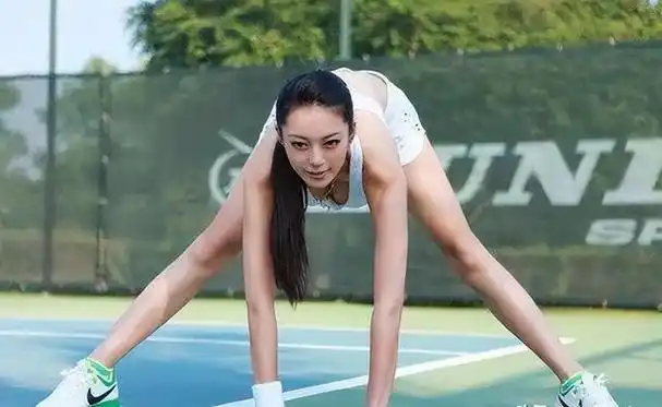 她是中国公认的第一黄金身材,颜值无可挑剔,今33岁活