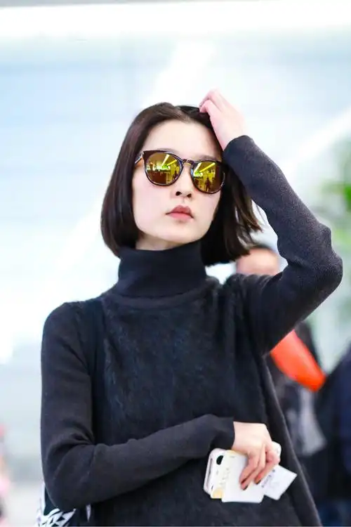 杜鹃穿高领衫配瘦腿裤,简单单品却凹出高级感,简直就是一股清流