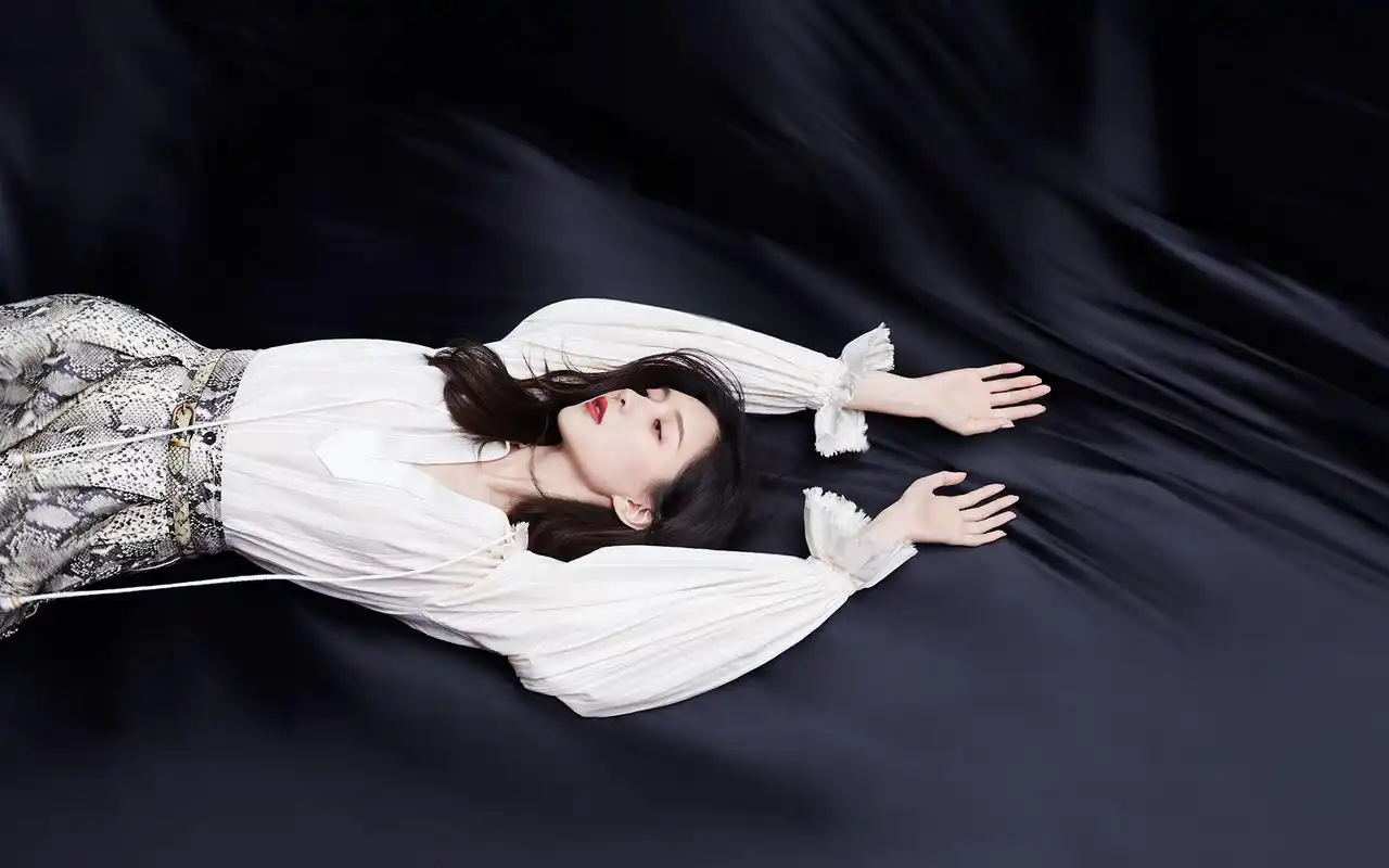 江疏影性感优雅写真桌面壁纸,黑色幕布之下,无论是她迷人高贵的天鹅颈