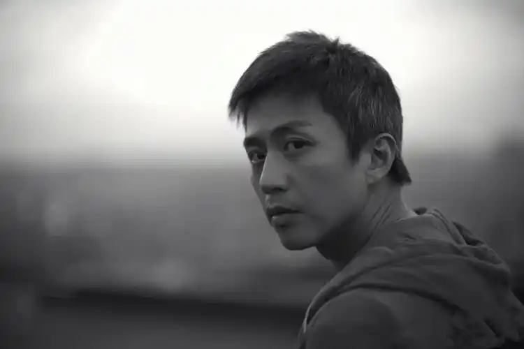 回顾邓超从混混到影视大佬他是如何改写自己人生的